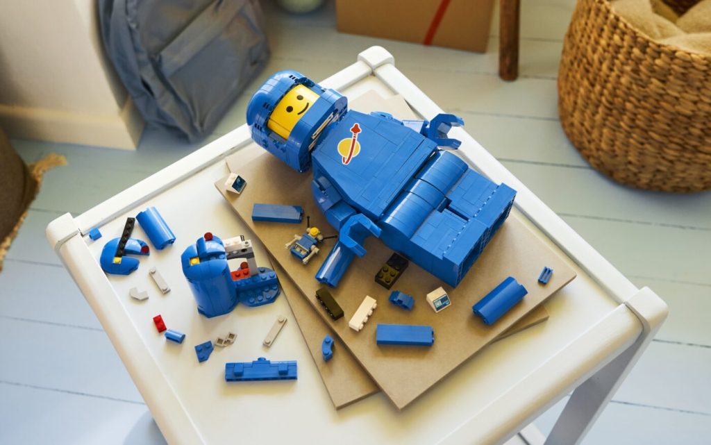 40921 Scaled-Up Blue Astronaut Minifigure 2