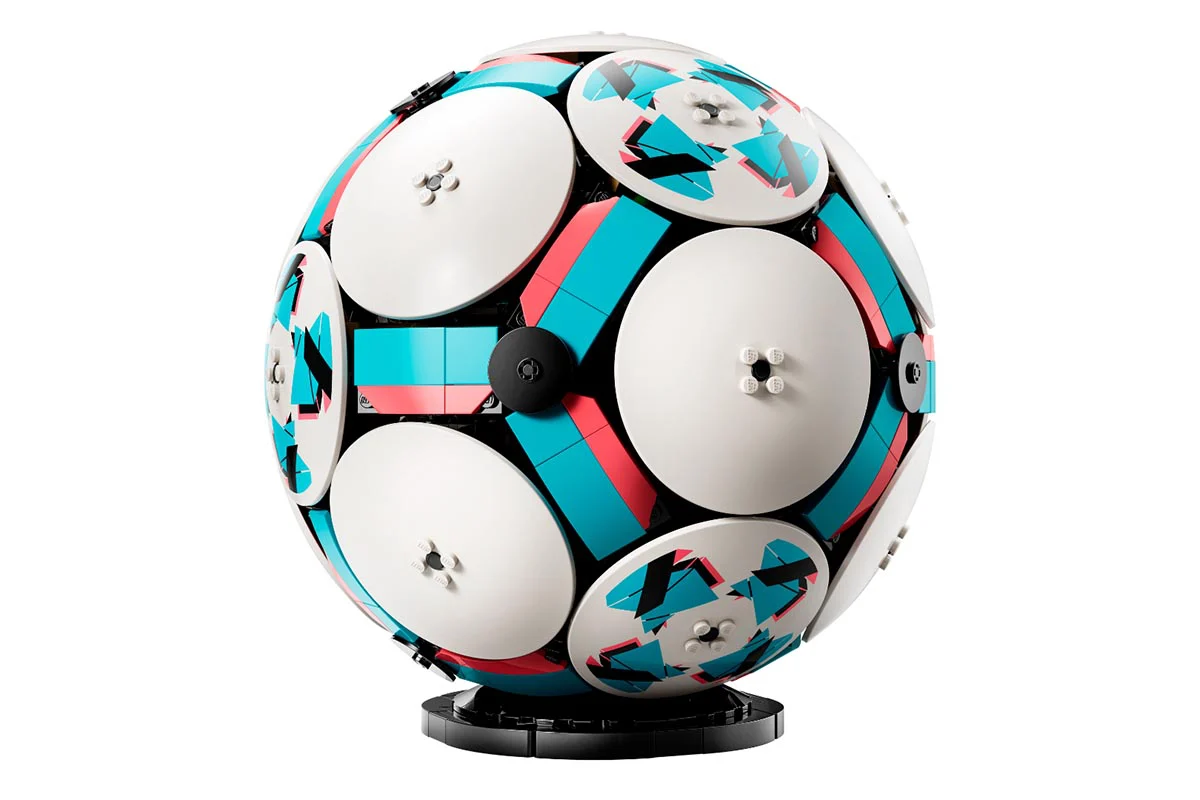 LEGO Editions 43019 Soccer Ball: повнорозмірний футбольний м’яч із сюрпризом усередині