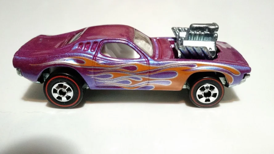 Magenta Rodger Dodger 1974 з білим салоном