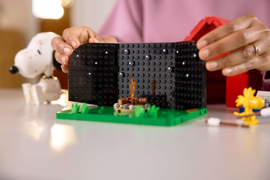 LEGO Ideas — Peanuts: Snoopy's Doghouse 21368 with fire (2)