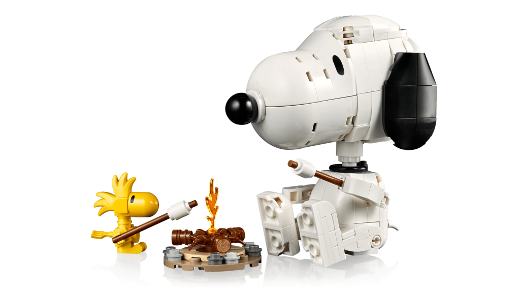 LEGO Ideas — Peanuts: Snoopy's Doghouse 21368 with fire