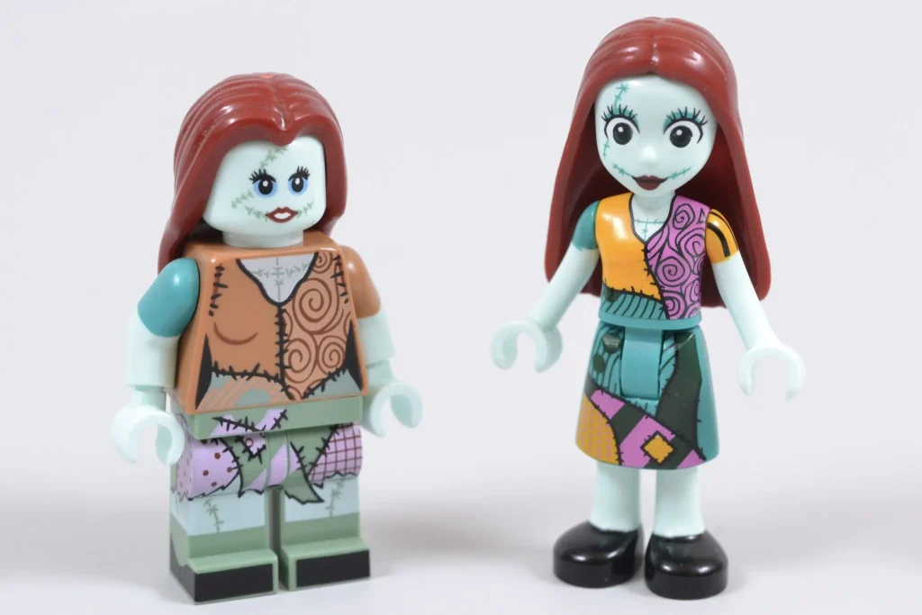 Ліворуч Саллі з набору LEGO 21351 та праворуч Саллі з набору LEGO 43288