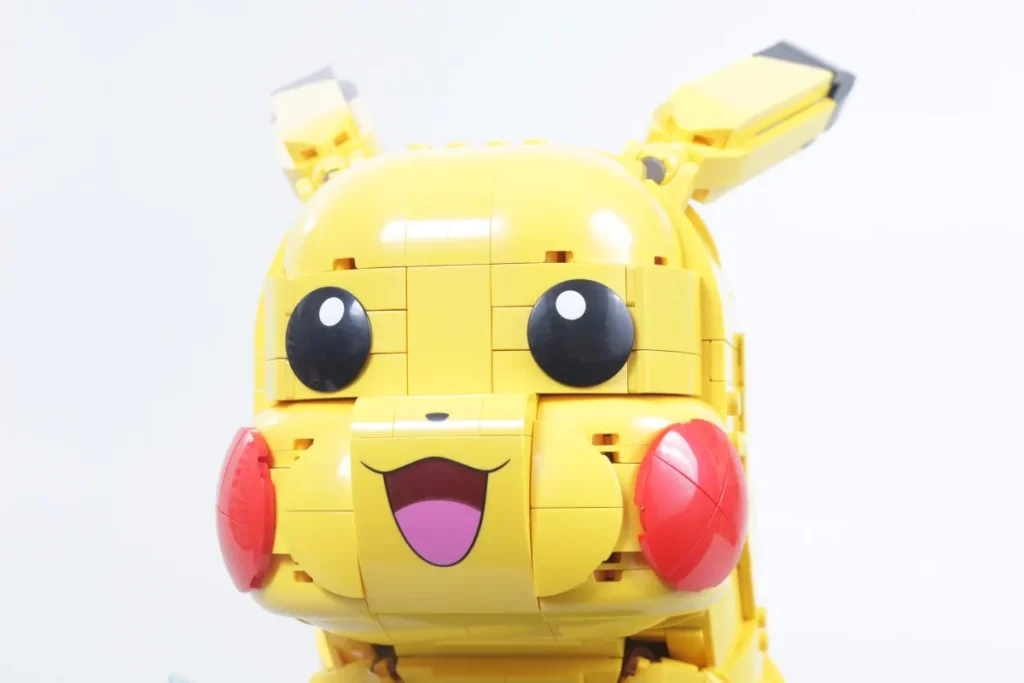LEGO Pokémon Pikachu and Poké Bal 4