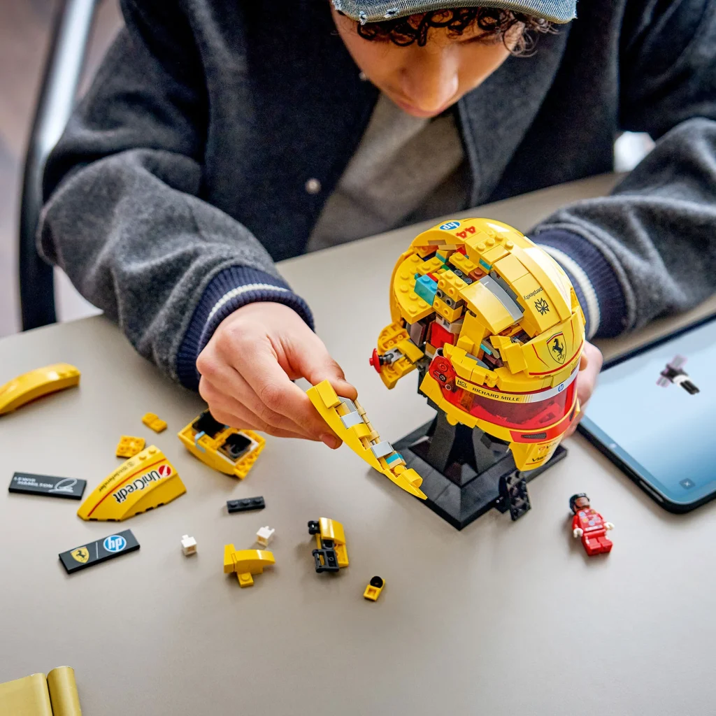 LEGO Editions 43022 — Lewis Hamilton Helmet (3)