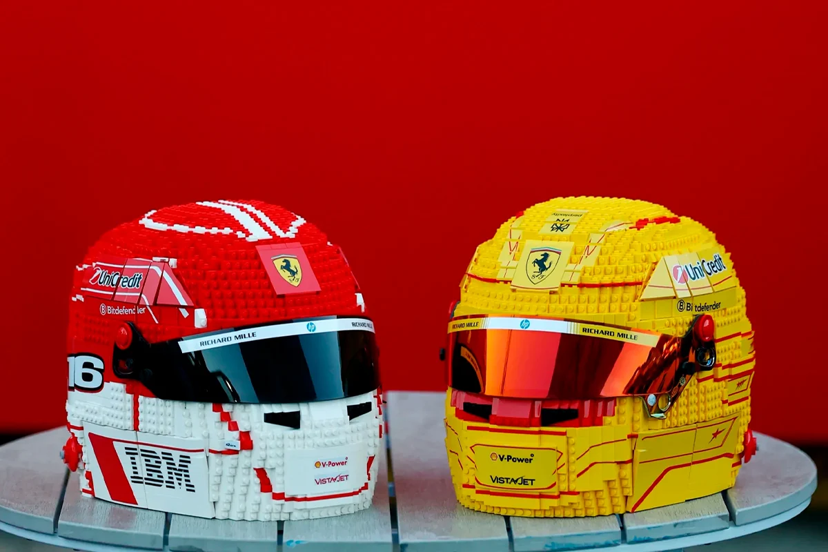 Льюїс Гамільтон і Шарль Леклер представили шоломи LEGO у натуральну величину на Гран-прі Австралії