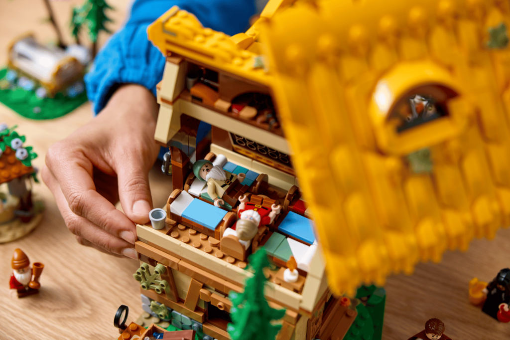 LEGO Disney 43242 Snow White and the Seven Dwarfs' Cottage