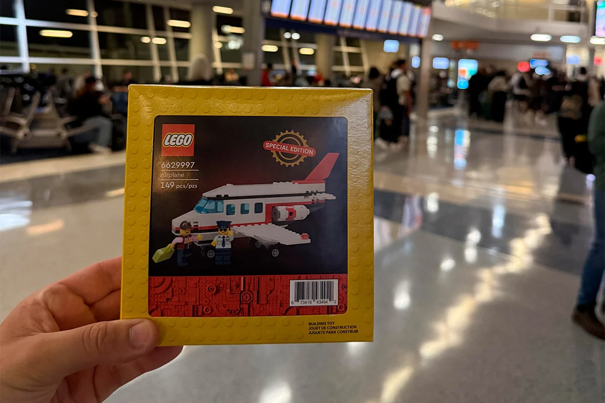 Ексклюзивний набір LEGO 5010053 GWP із літаком помітили в аеропортах по всьому світу