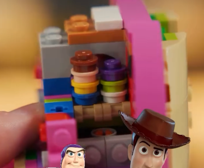пасхалки LEGO Disney 43306 Lotso