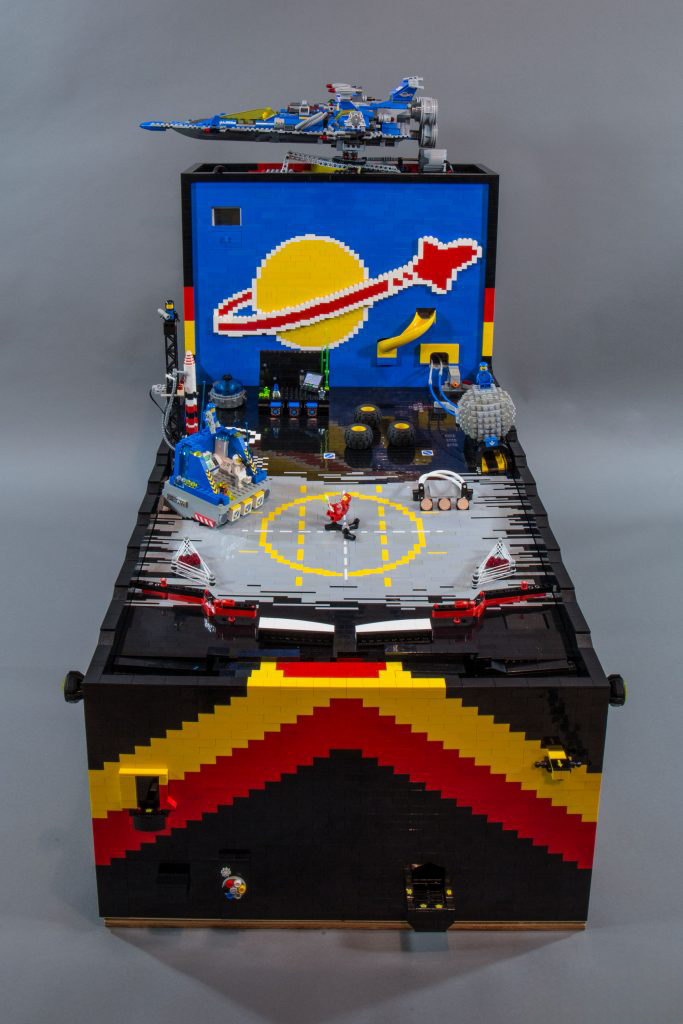 Classic Space Pinball Machine від Brothers Brick