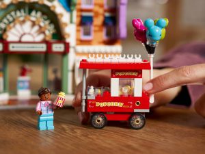 Продавець Emporium / Emporium Seller — LEGO Disney 43302 Головна вулиця США (Main Street, U.S.A.)