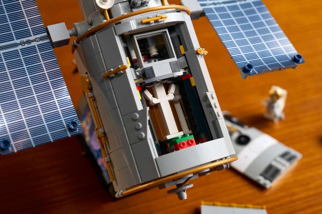 LEGO Icons 11382 Hubble Space Telescope