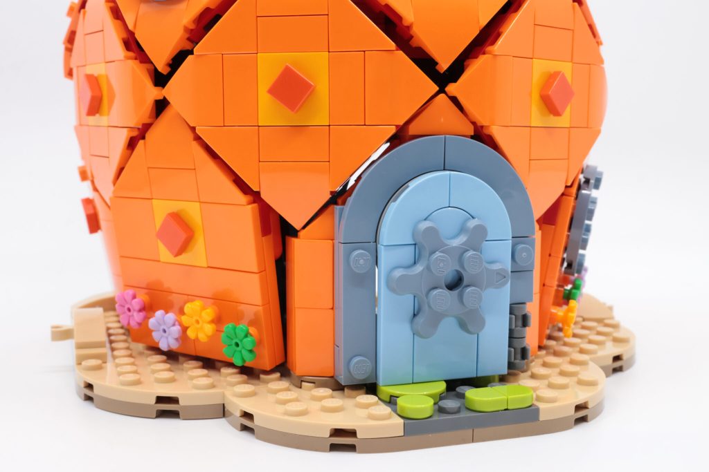 LEGO Icons 11386 SpongeBob SquarePants: Bikini Bottom