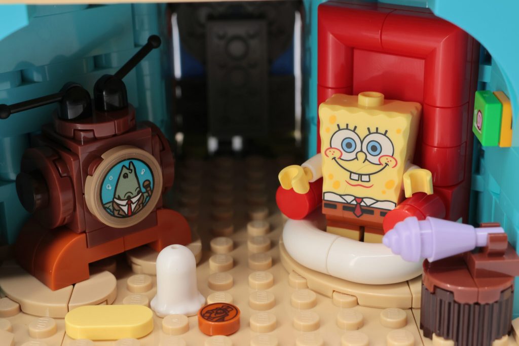 LEGO Icons 11386 SpongeBob SquarePants: Bikini Bottom