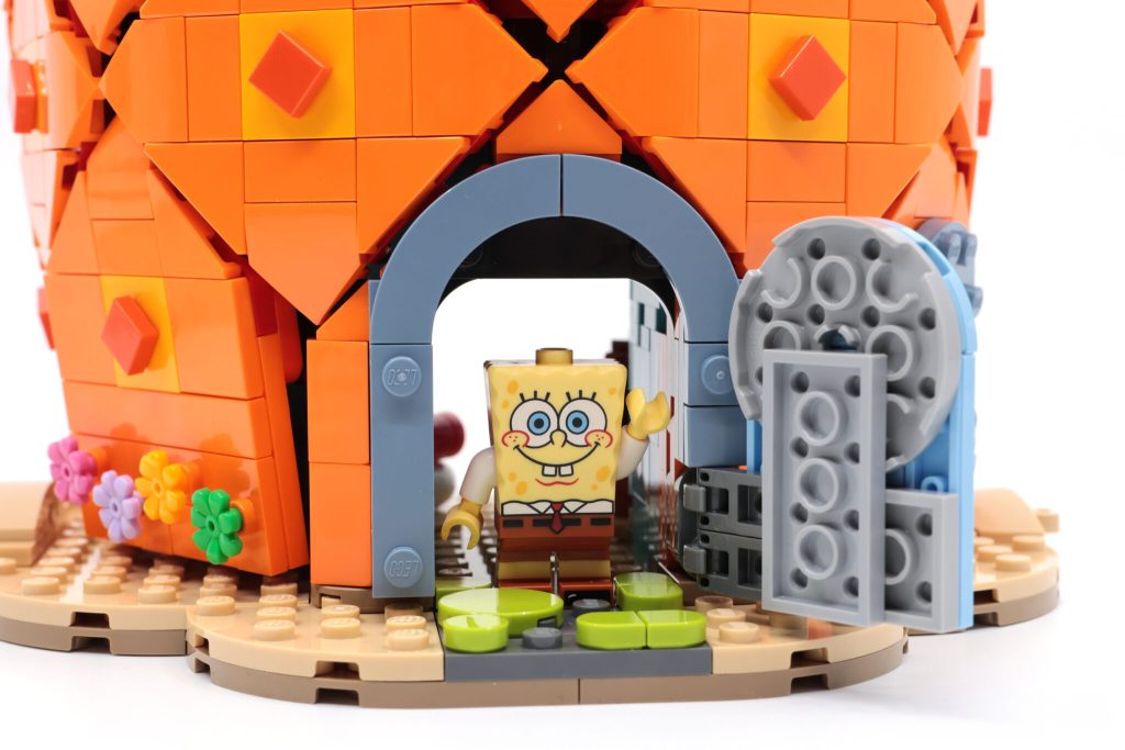 LEGO Icons 11386 SpongeBob SquarePants: Bikini Bottom