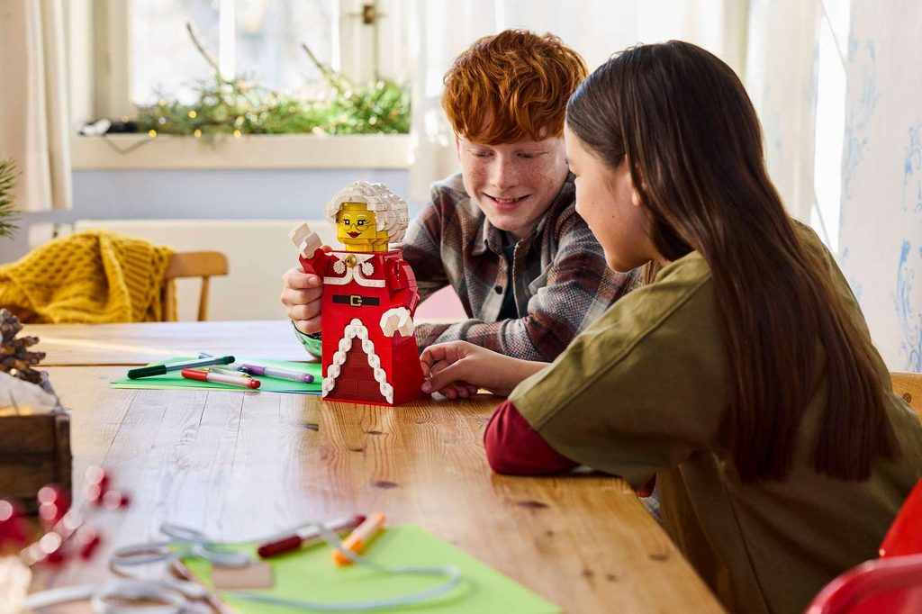 LEGO 40875 Up-Scaled Mrs. Claus Minifigure